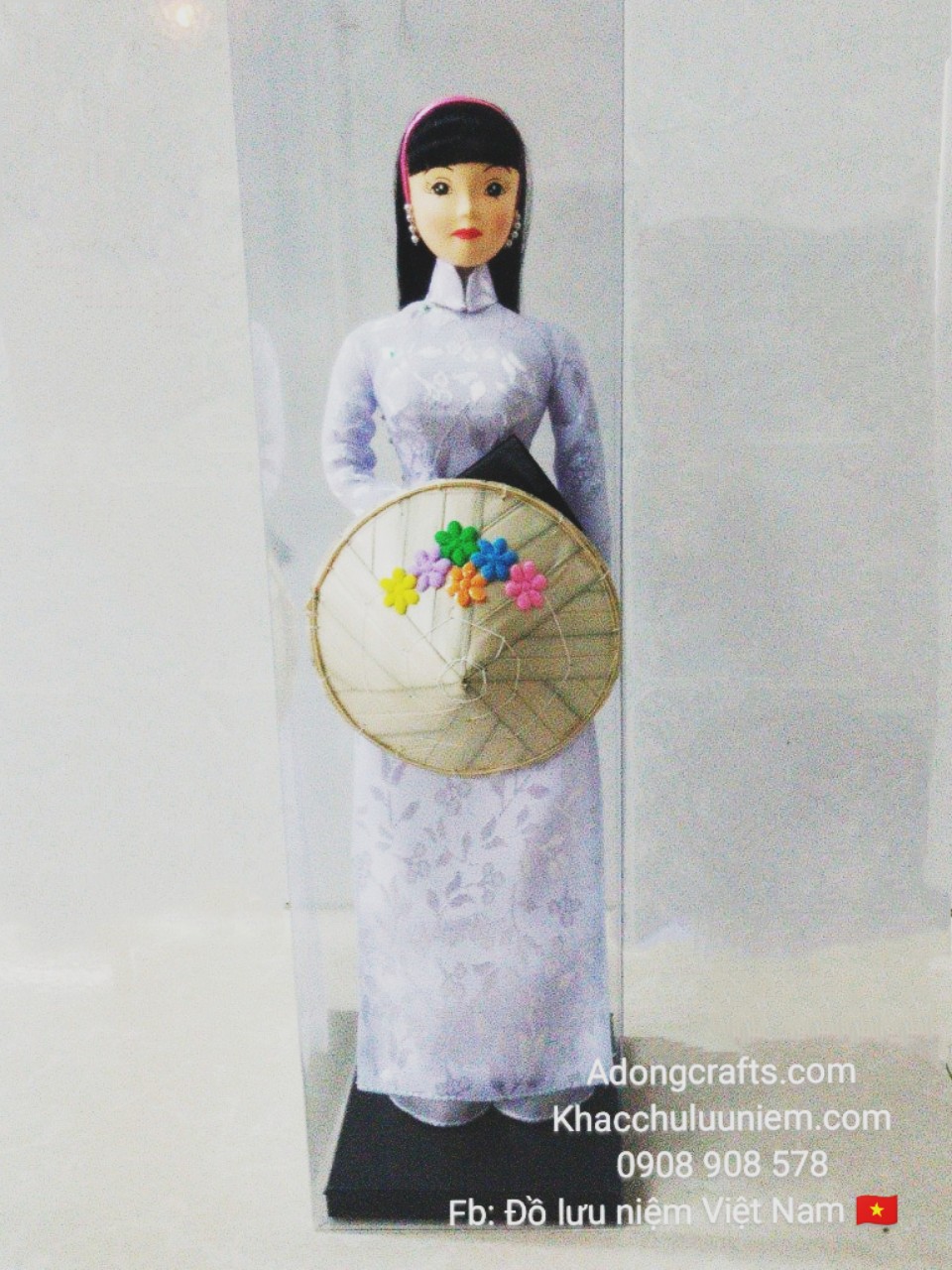 Búp bê cố gái nữ sinh áo trắng vải lụa Việt Nam, được mô phỏng hình dáng thật từ người phụ nữ Việt Nam, tà áo được may bằng vải thật với các họa tiết sinh động và đẹp tinh tế băt mắt.
