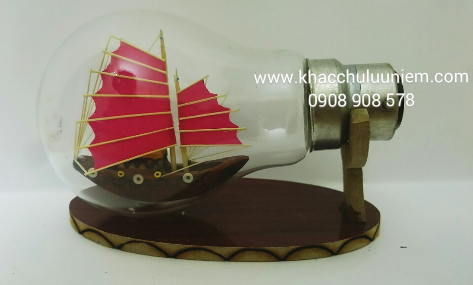 thuyền buồm trong chai thủy tinh đèn thủy tinh
