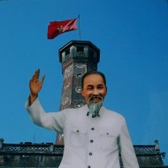 Bác Hồ đứng đưa tay chào ở cột cờ Hà Nội