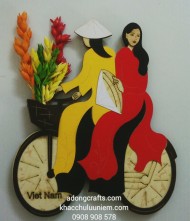 Magnet gỗ hình cô gái Miss Viêt Nam xe đạp áo dài hoa