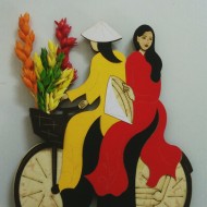 Magnet gỗ hình cô gái Miss Viêt Nam xe đạp áo dài hoa