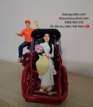 Tượng Miss Việt ngồi xe xích lô