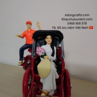 Tượng Miss Việt ngồi xe xích lô